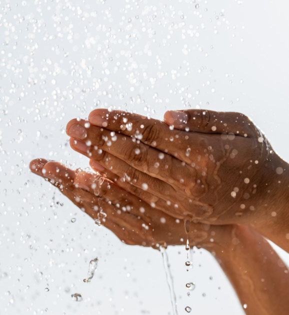 Puhtaampaa vettä kotiisi – näin vaalit kylpyhuonnettasi ja hiuksiasi helposti